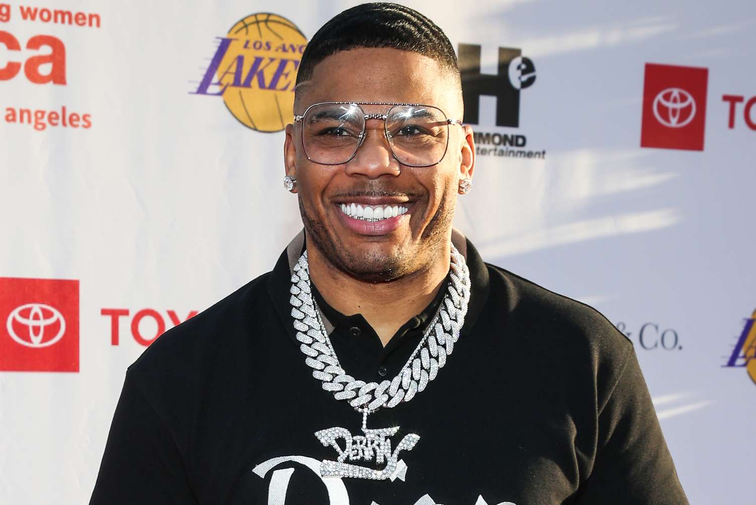 Nelly And Ashanti’s Onstage Belly Rub Sparks Pregnancy Rumors