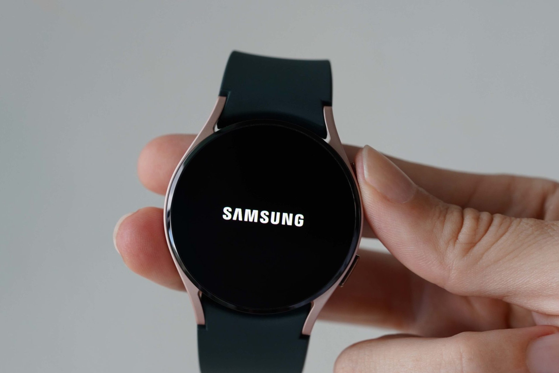 Power On: Step-by-Step Guide To Turning On Your Smartwatch