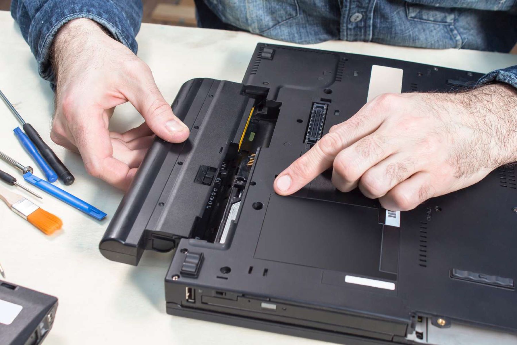 proper-ways-to-remove-your-laptop-battery