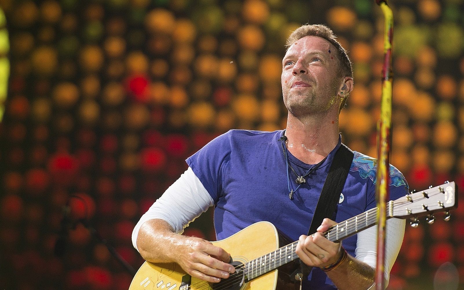 Chris Martin Serenades Manila’s Traffic Woes Onstage, Calls It “Completely Insane”