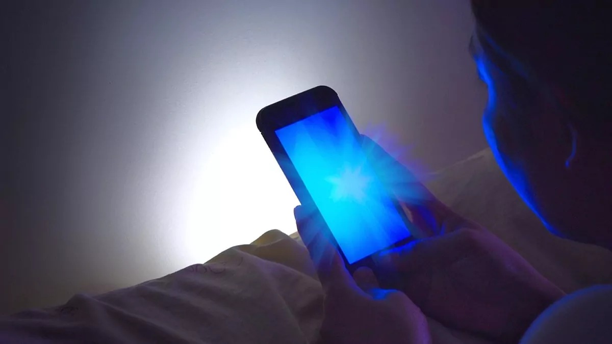 Exploring The Existence Of Blue Light In IPhone Illumination