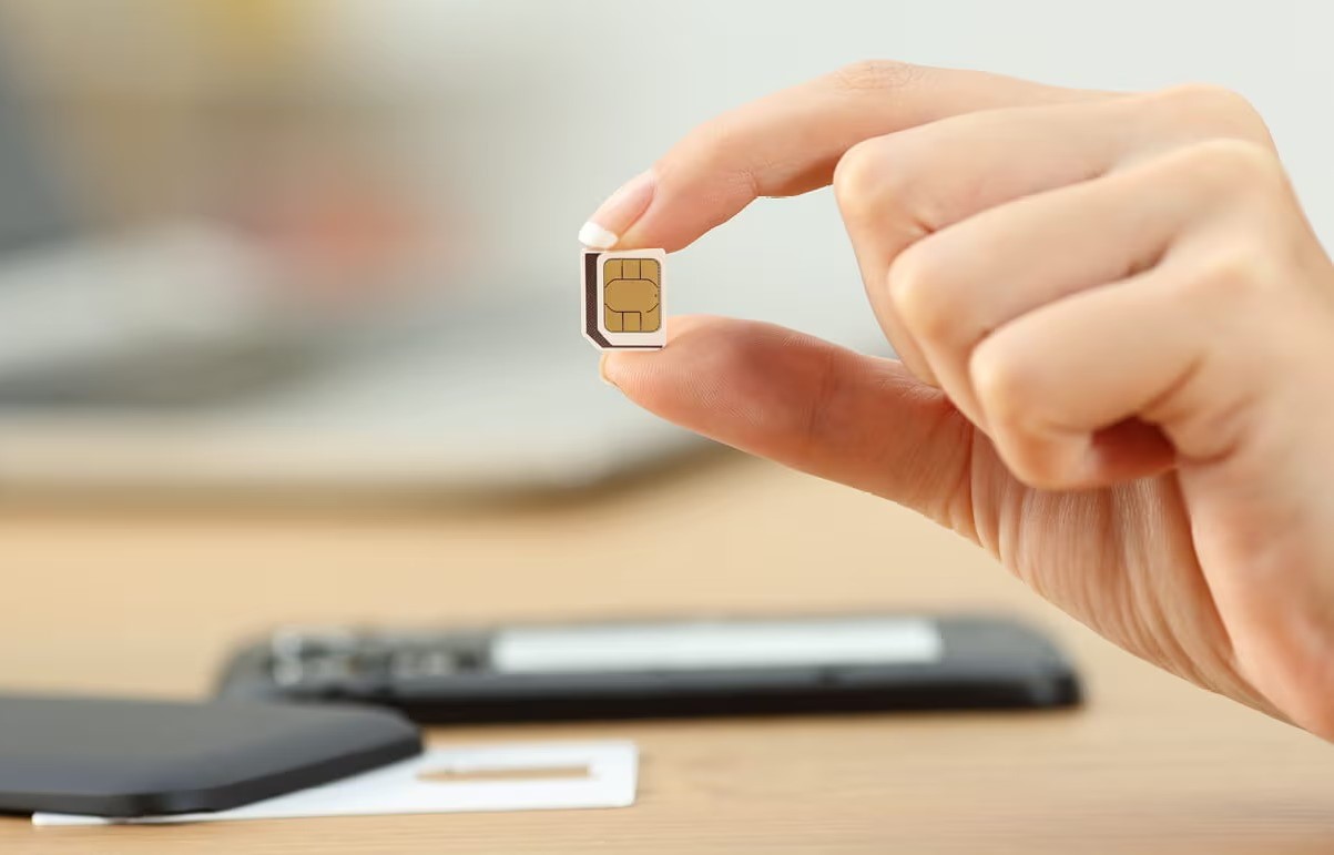finding-the-sim-card-in-an-iphone