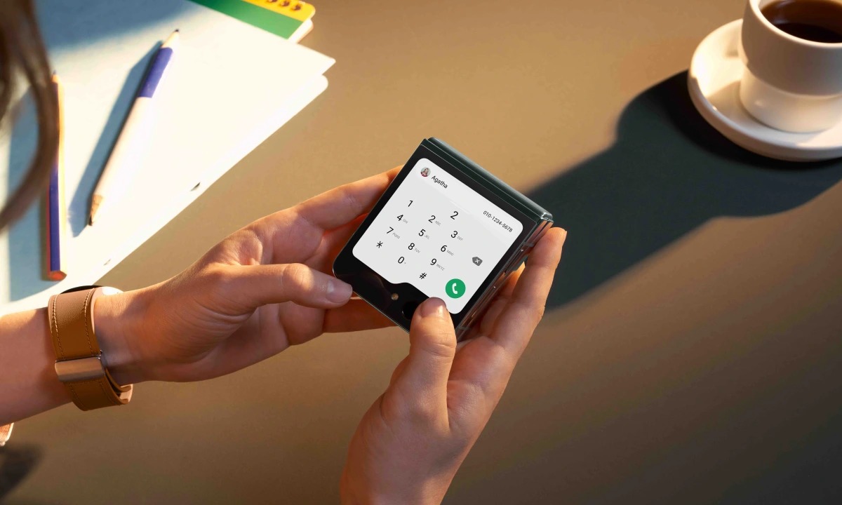 Flip Phone Tutorial: Inserting SIM Card