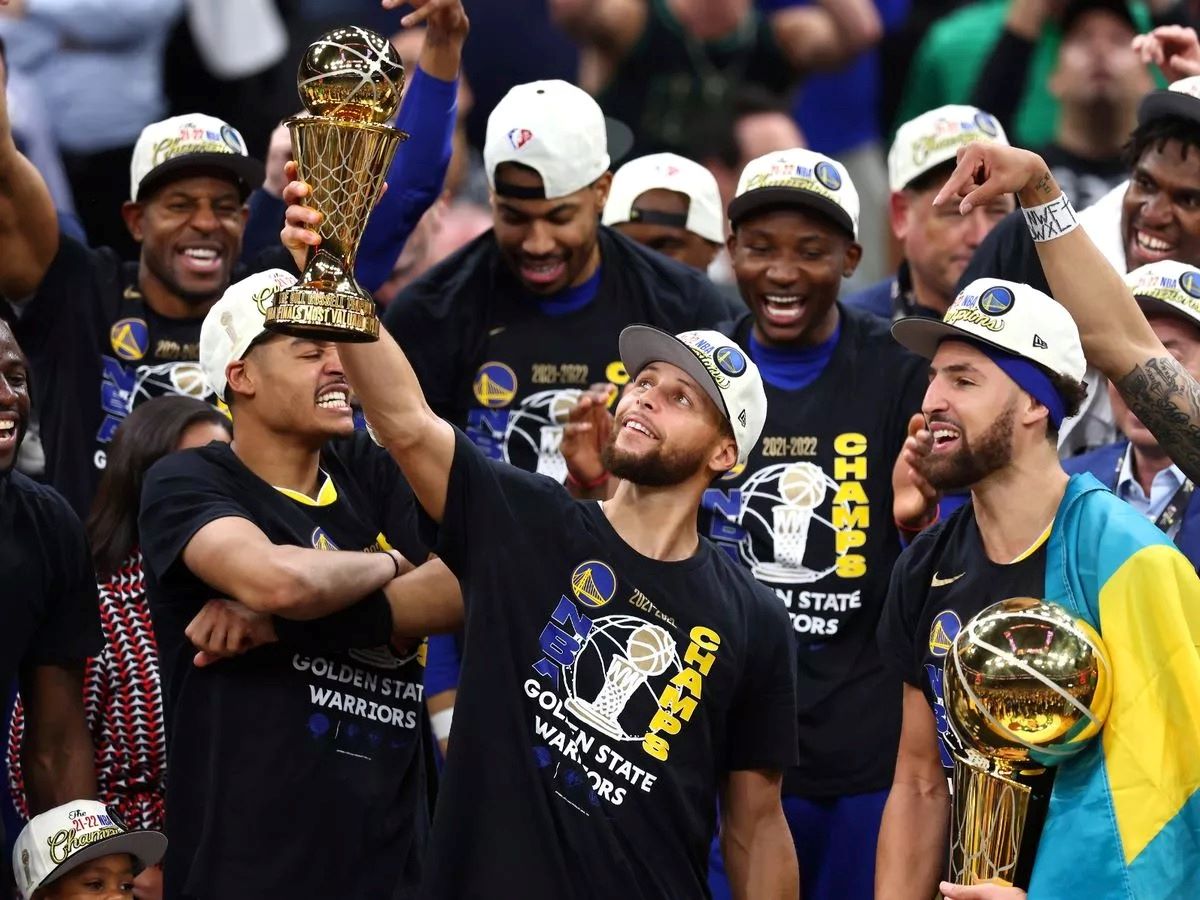 Golden State Warriors Celebrate 49ers’ Super Bowl Berth With Jerseys, Cake, And Champagne