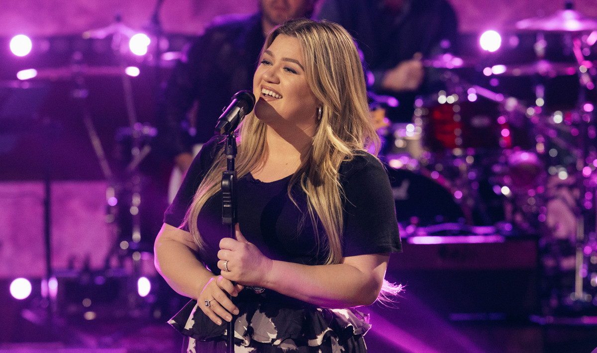 Kelly Clarkson’s Decision To Ban Social Media For Kids Receives Praise From Parenting Groups