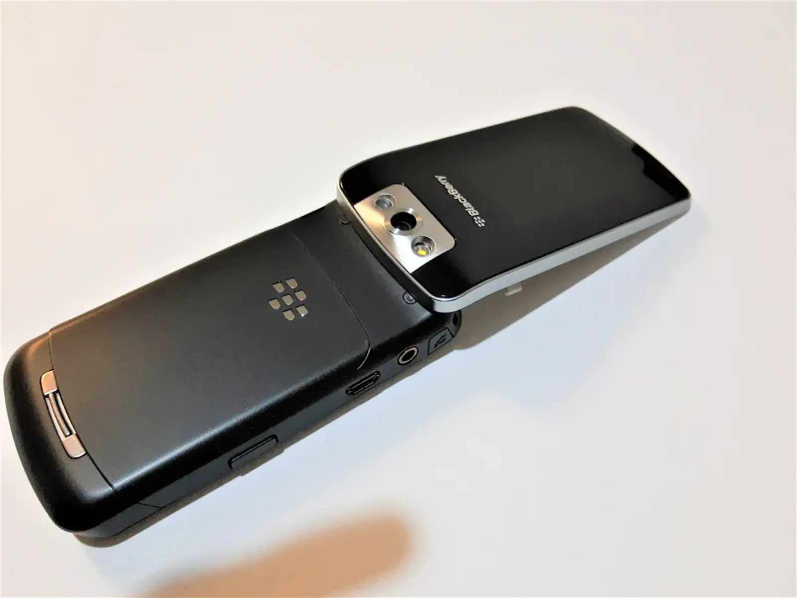Locating The SIM Card Slot On Blackberry Pearl