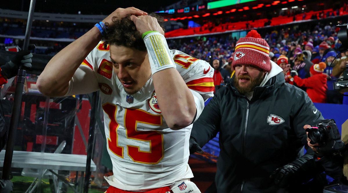 Patrick Mahomes Attacked By Angry Bills Fans With Snowballs After Playoff Victory