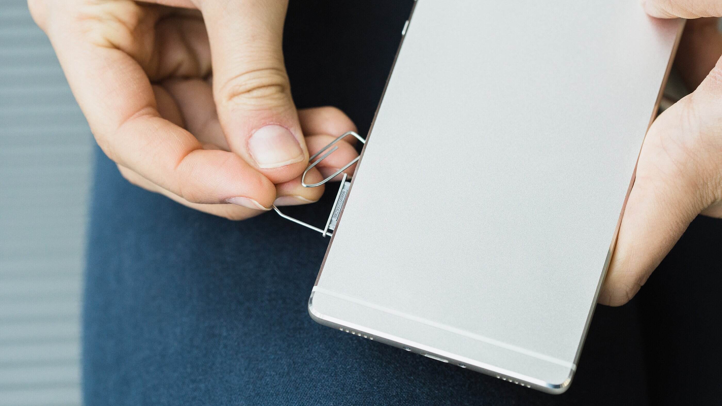 pulling-out-a-sim-card-step-by-step-instructions