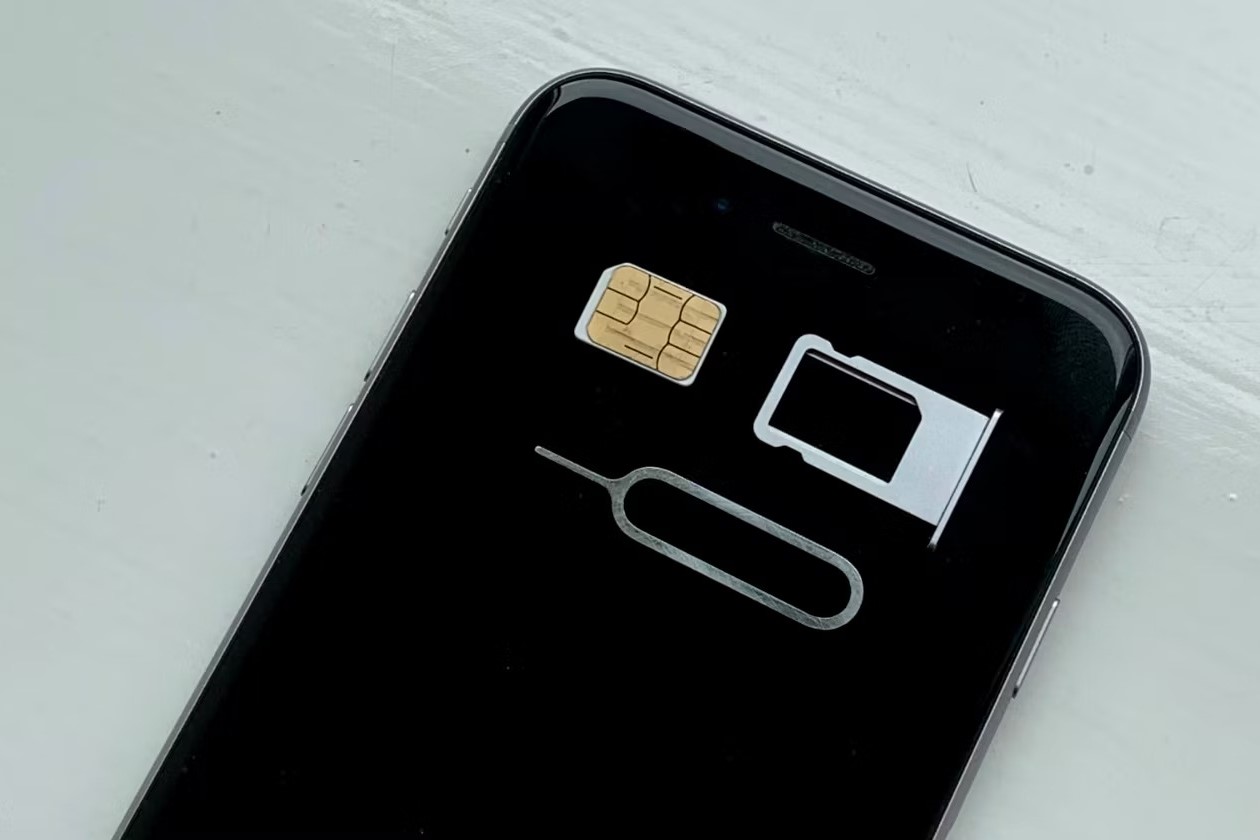 Safely Taking Out The SIM Card From IPhone XS