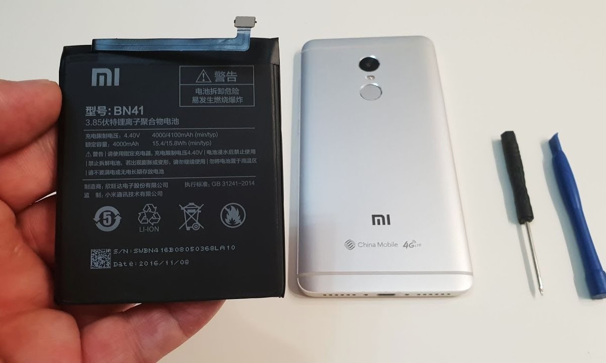 taking-out-battery-on-xiaomi-redmi-note-4-a-quick-tutorial