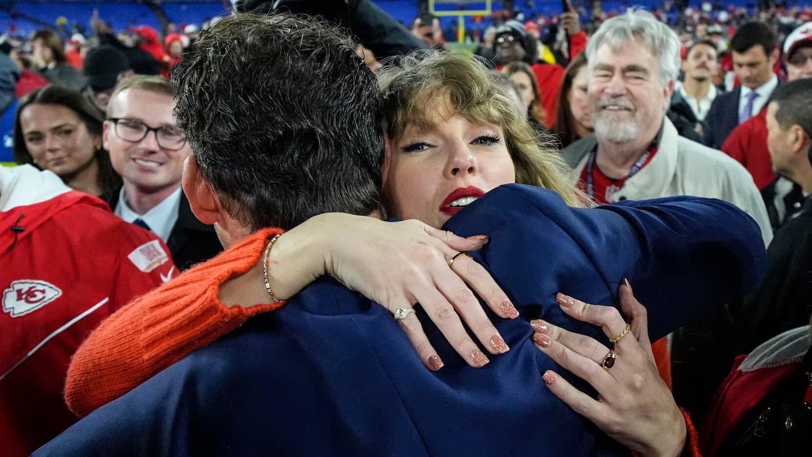 Taylor Swift And Tony Romo Exchange Compliments At AFC Championship Game