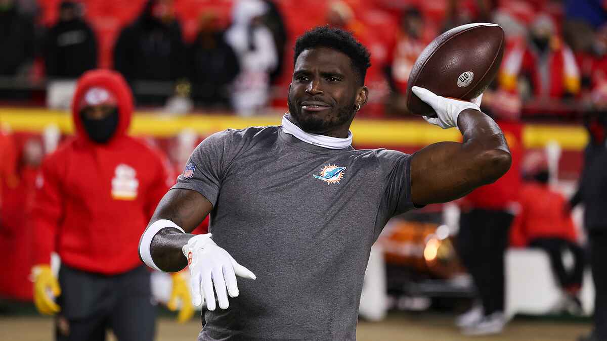 tyreek-hill-fires-staff-member-who-filed-divorce-docs-without-approval