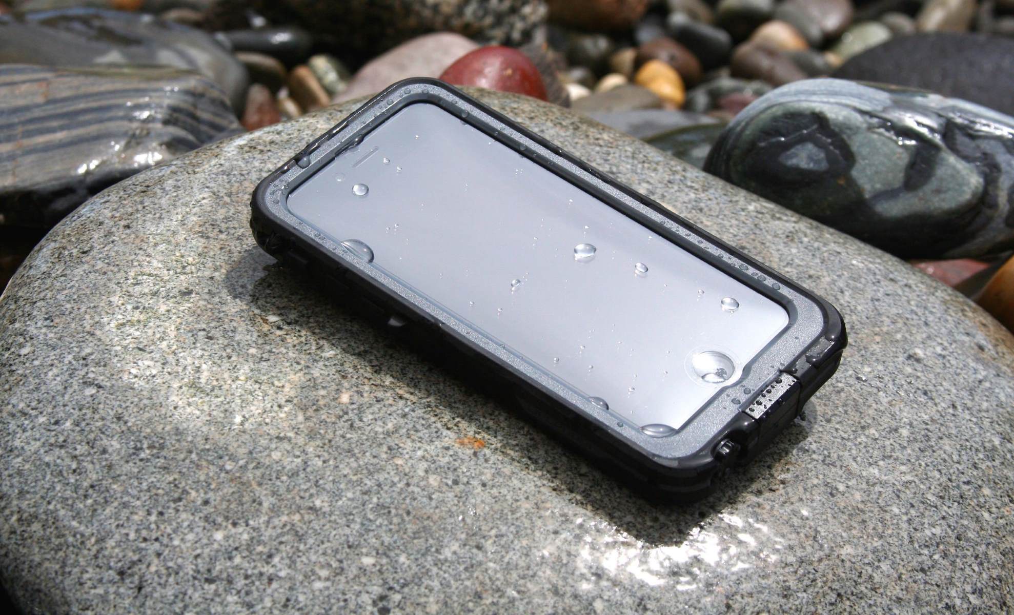unlocking-protection-guide-to-opening-a-waterproof-phone-case