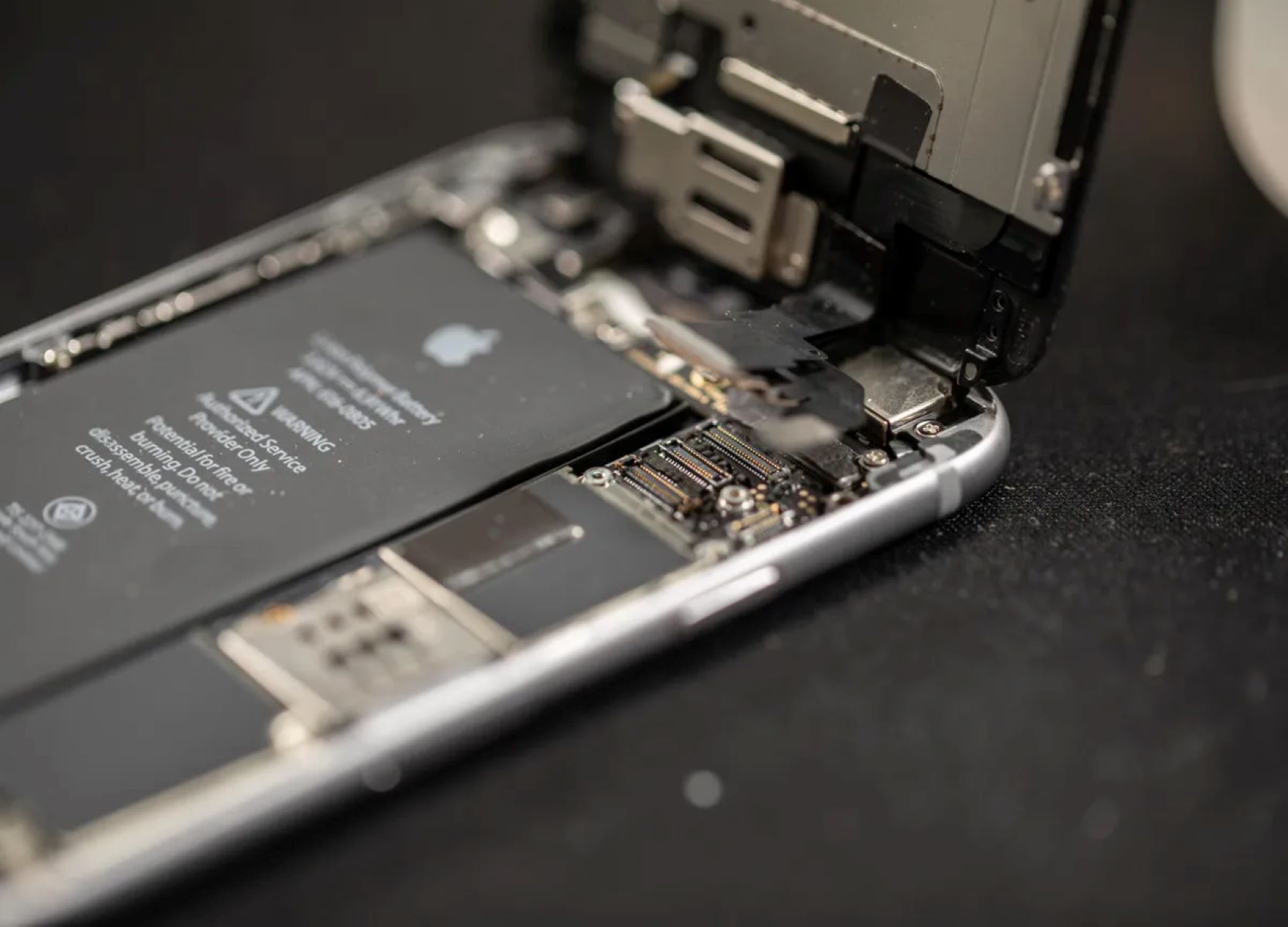 battery-replacement-changing-the-battery-in-your-iphone-11