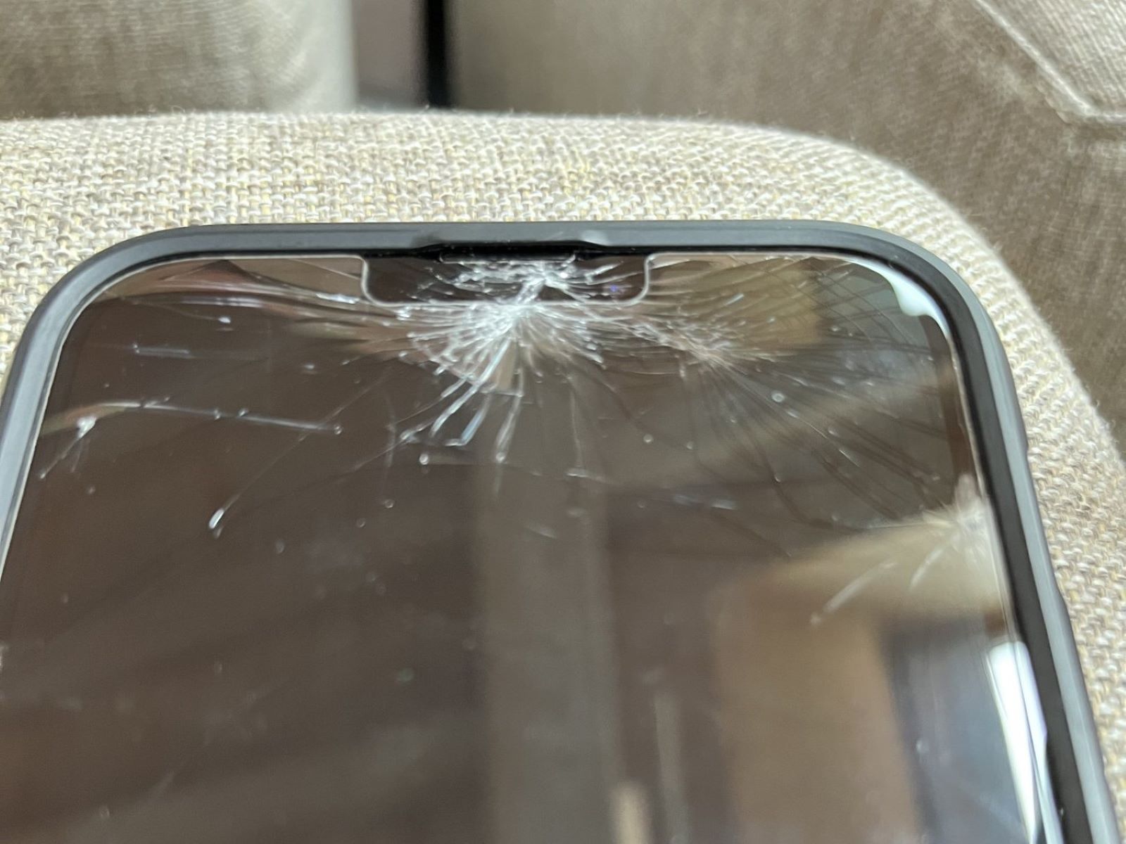 cracked-screen-fix-addressing-damage-on-iphone-10