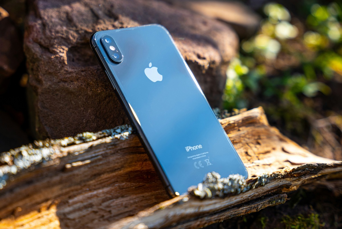 device-dimensions-measuring-the-size-of-iphone-10-xs-max