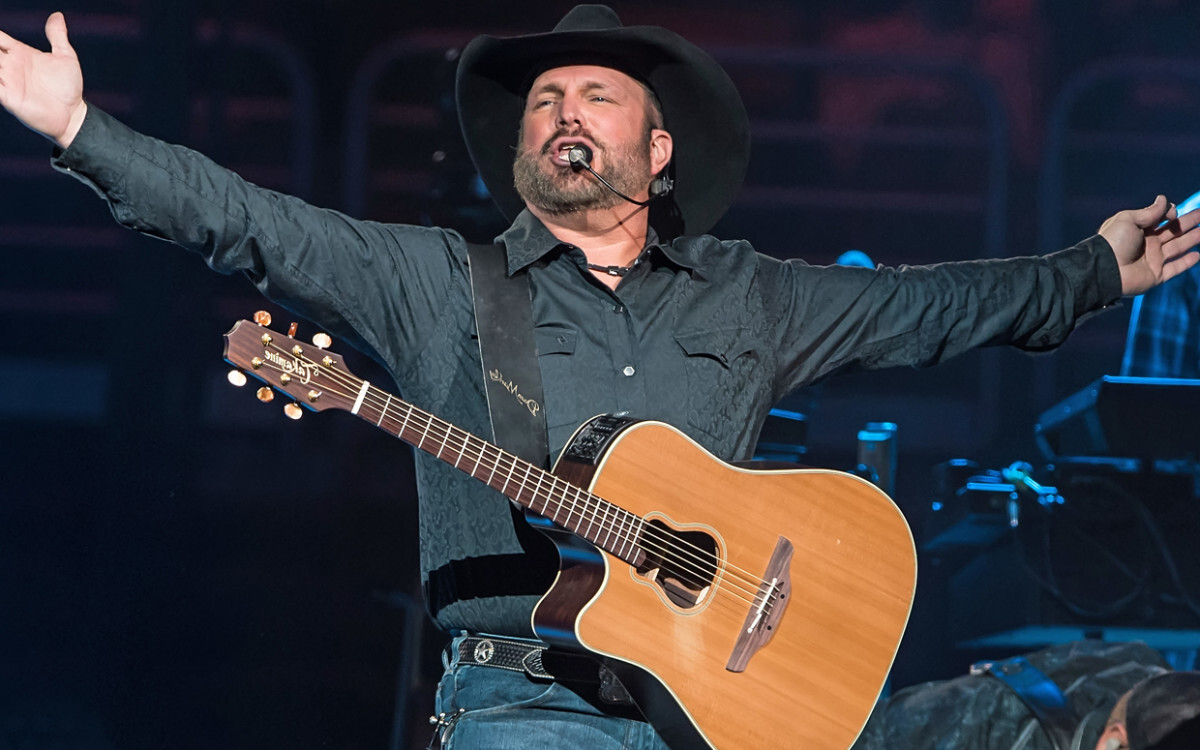Garth Brooks Invites Travis Kelce To Perform “Friends In Low Places” At Bar Grand Opening