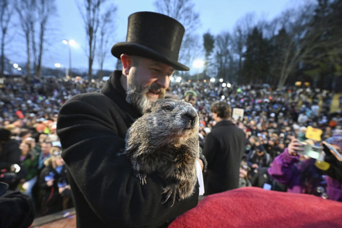 Punxsutawney Phil Predicts Early Spring On Groundhog Day