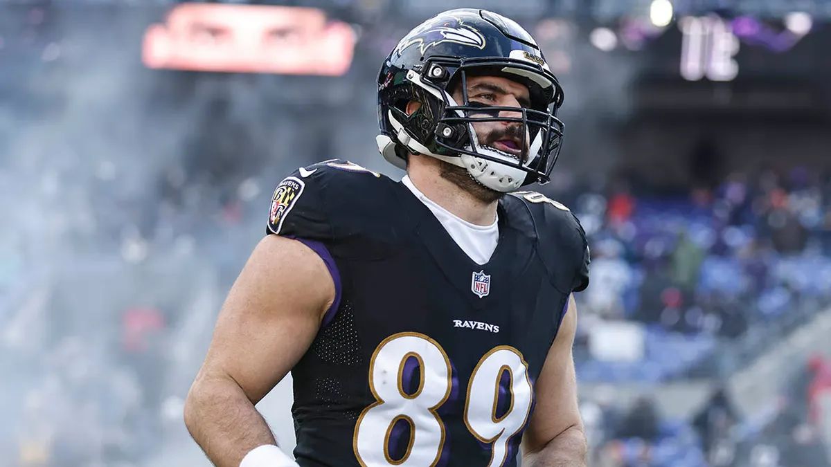 ravens-mark-andrews-comes-to-the-rescue-during-mid-flight-emergency