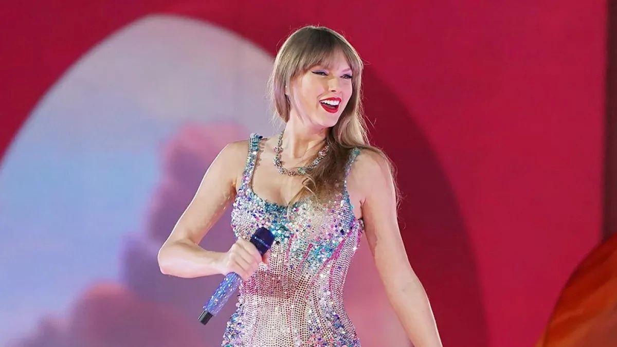 Taylor Swift’s Onstage Mishap In Tokyo