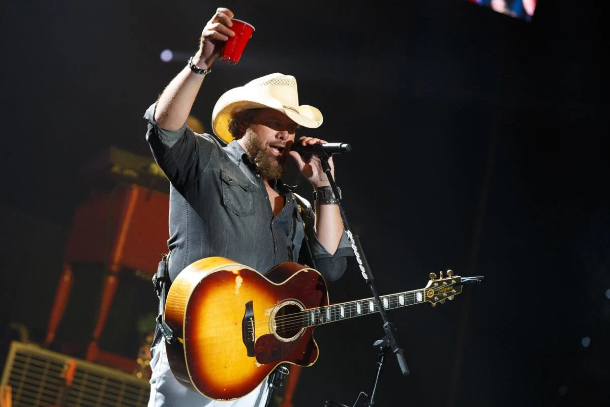 Toby Keith’s Mom Makes Surprise Onstage Appearance In Near-Final Show