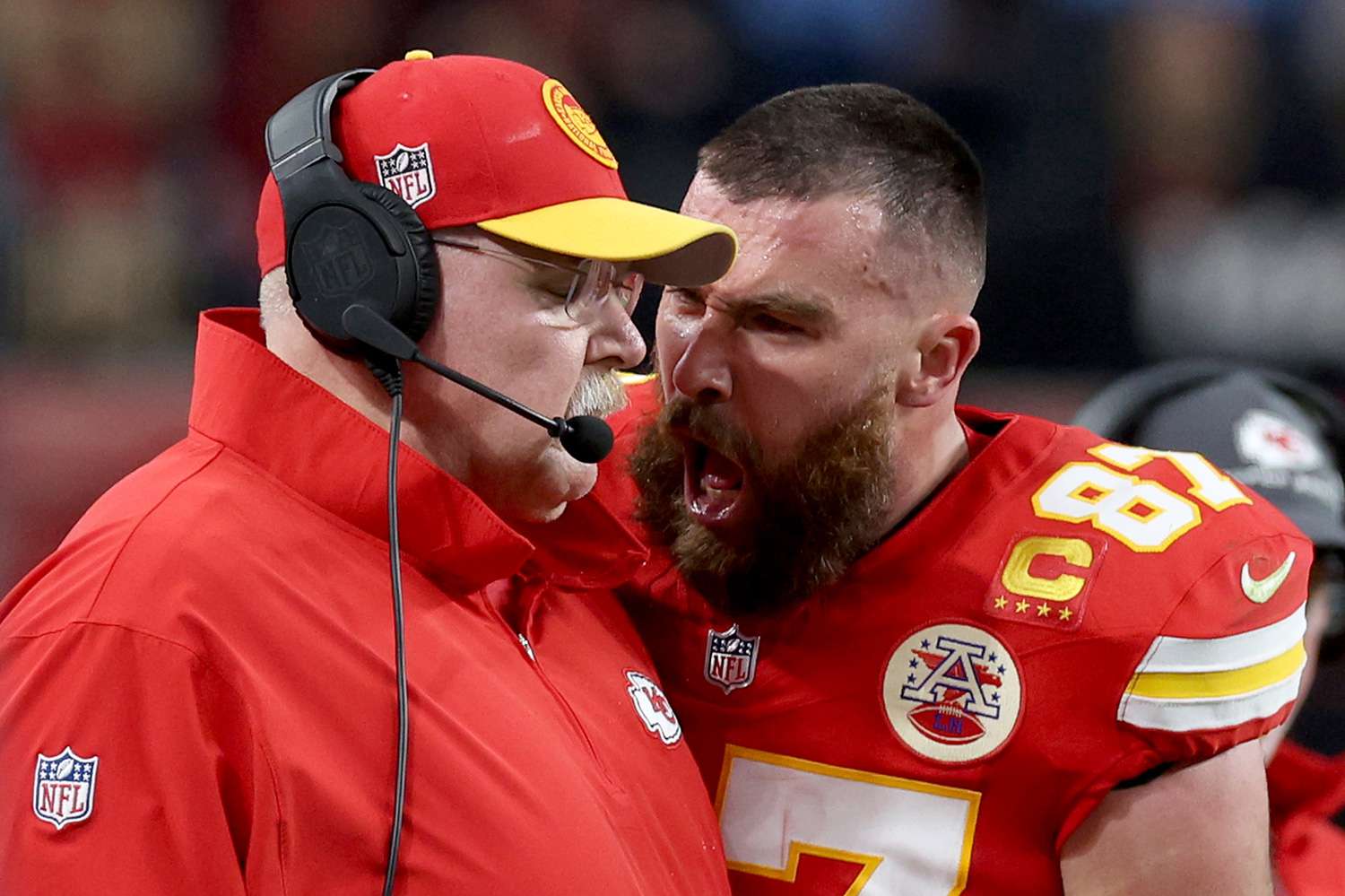 travis-kelces-outburst-on-the-sideline-after-chiefs-fumble