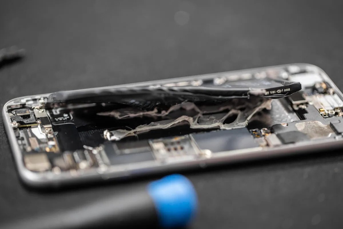 Replacing The Battery On IPhone 12